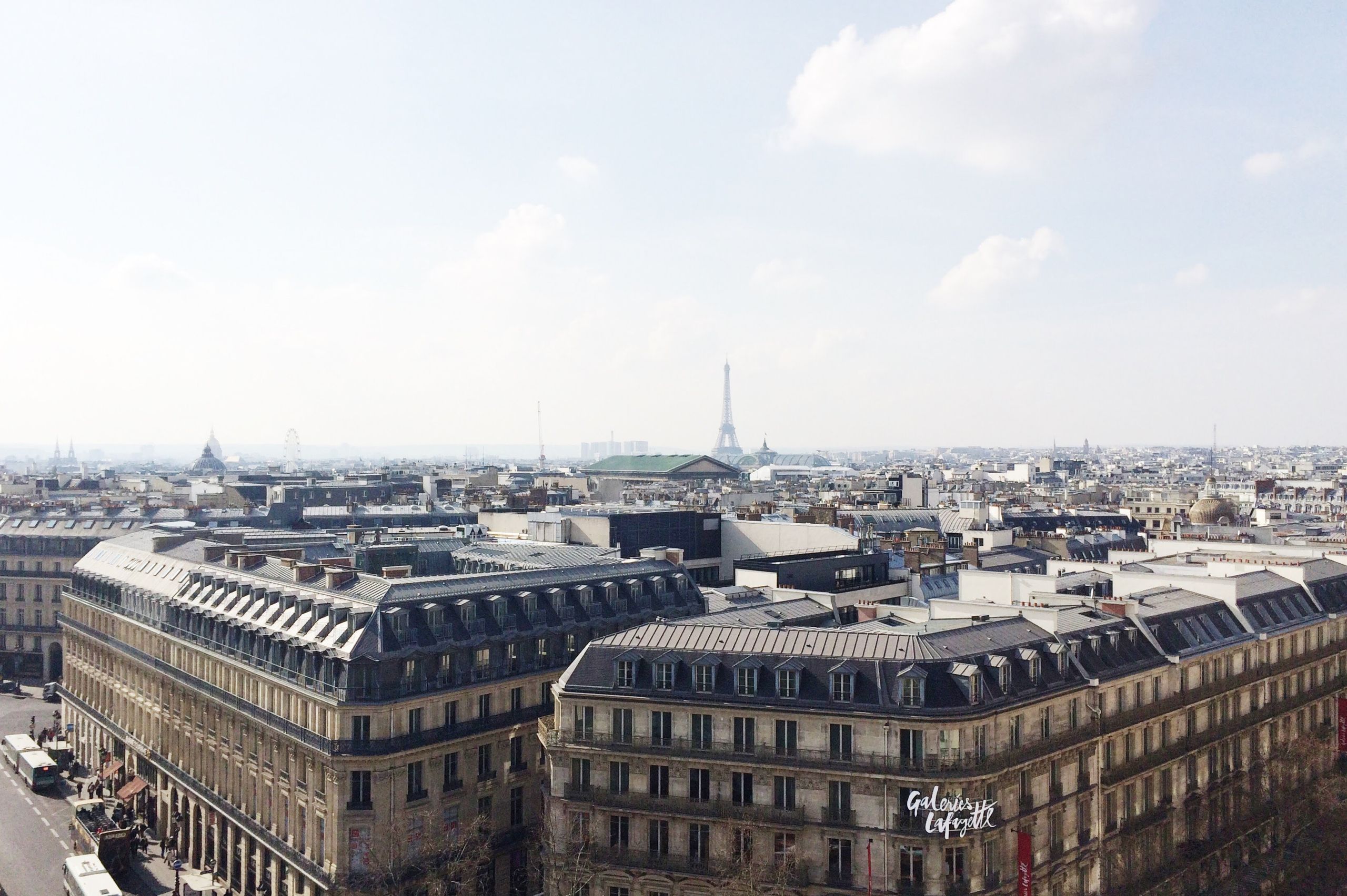 Vue panoramique des toits de Paris avec la tour Eiffel à l’horizon