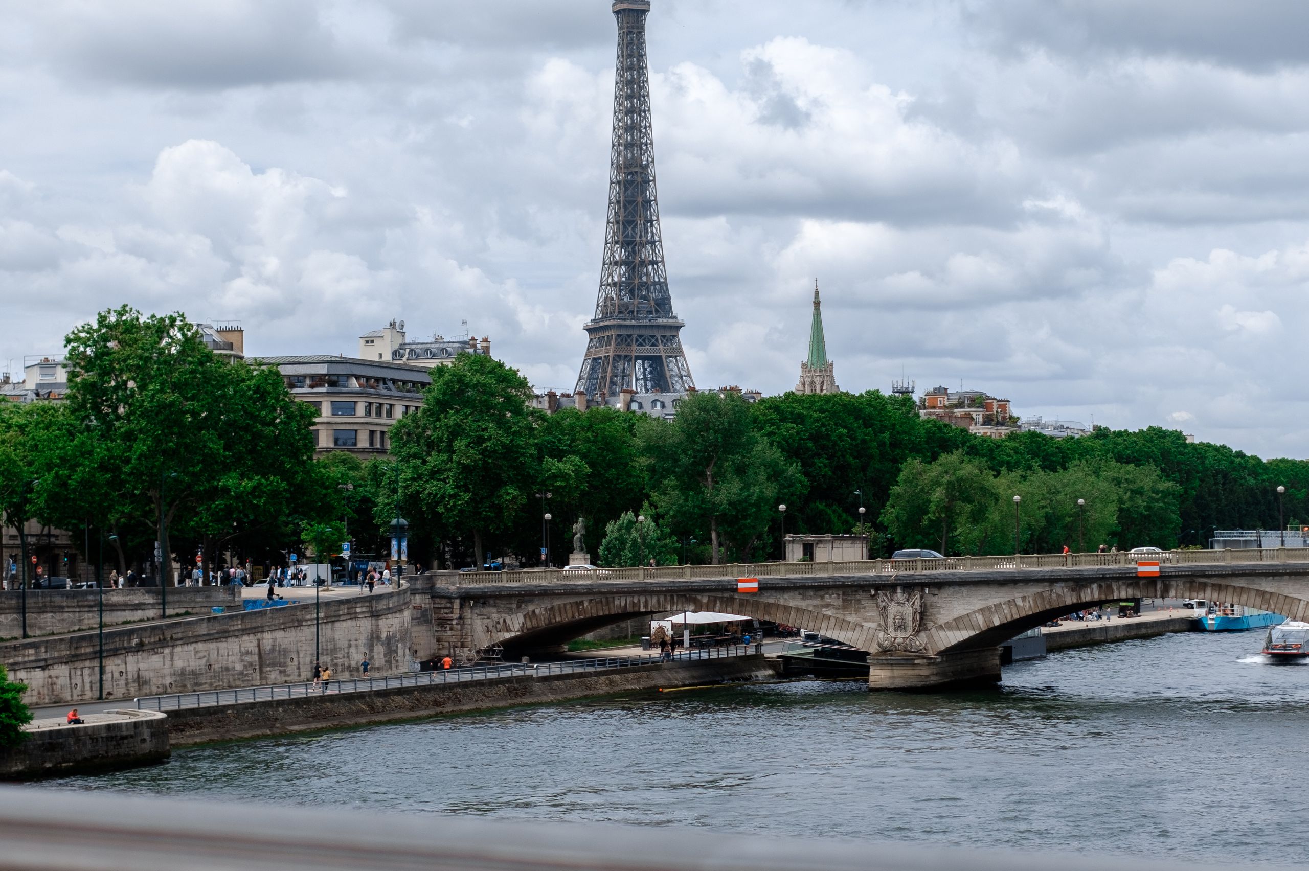 La tour Eiffel vue depuis un pont sur la Seine, côté 15e arrondissement